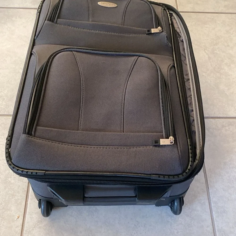 Samsonite Grey Softshell Rolling Upright Suitcase Telescoping Handle Luggage